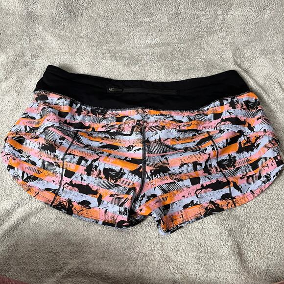 Lululemon speed up Hotty Hot Short II Low Rise 2.5" red orange Size 8 - Picture 2 of 4